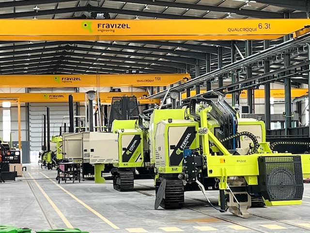 Línea de fabricación de maquinaria FRAVIZEL en su fábrica de Portugal durante la visita técnica organizada con clientes internacionales de OXET Dynamics