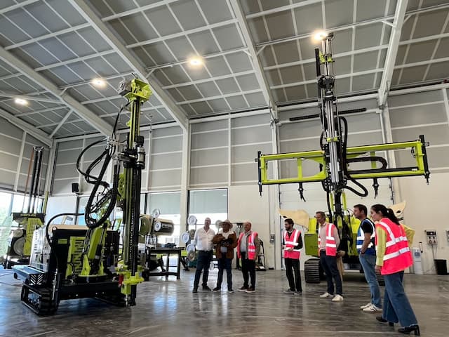 Clientes internacionales conociendo soluciones de maquinaria FRAVIZEL durante una visita técnica organizada por OXET Dynamics en Portugal