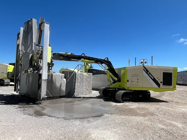 Cortadora de hilo diamantado FRAVIZEL Electra realizando el corte de un bloque de granito durante una demostración técnica en Portugal. 